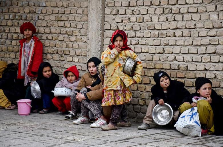 صف کودکان برای دریافت غذای رایگان در مقابل یک خیریه در شهر مزار شریف