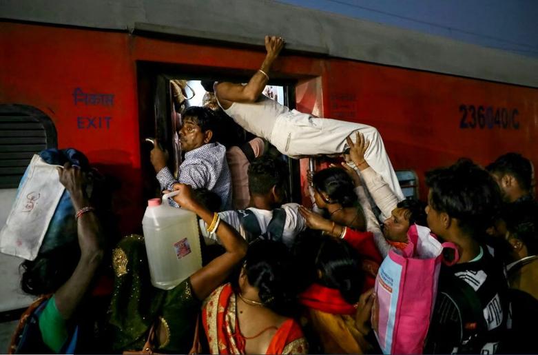 ازدحام شهروندان برای سوار شدن به قطار