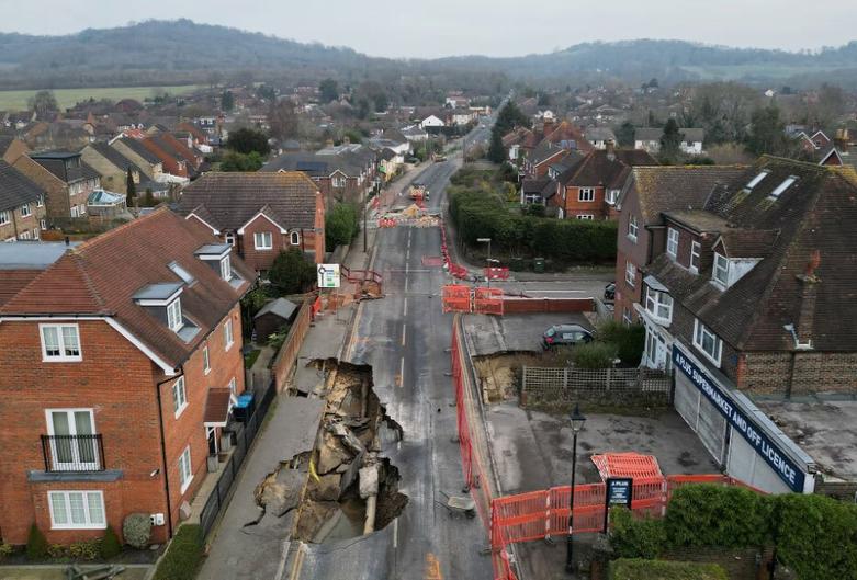 دیدنی های امروز؛ از جشنواره مرکبات تا دعا برای سلامتی پاپ فرونشست زمین در جنوب انگلیس