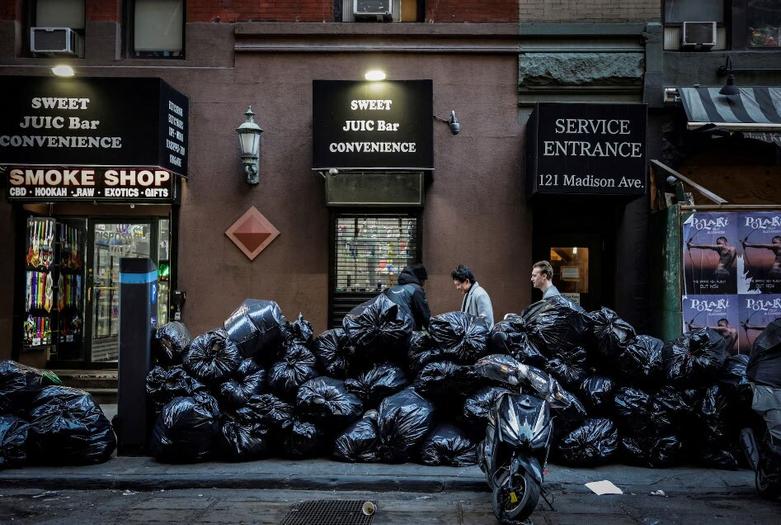 دیدنی های امروز؛ از جشنواره مرکبات تا دعا برای سلامتی پاپ انباشت زباله ها در خیابان های محله منهتن