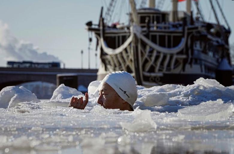 دیدنی های امروز؛ از جشنواره مرکبات تا دعا برای سلامتی پاپ آب تنی زمستانی در رود یخزده "نِوا"