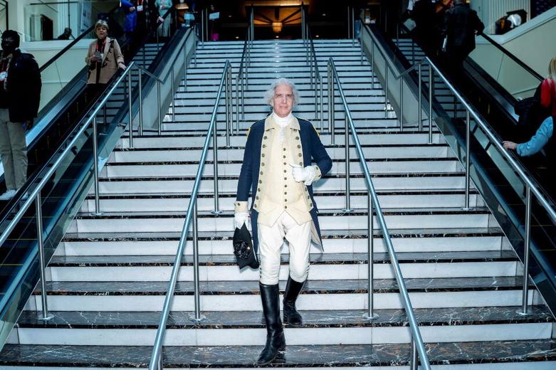 مردی با شکل و شمایل "جورج واشنگتن" 