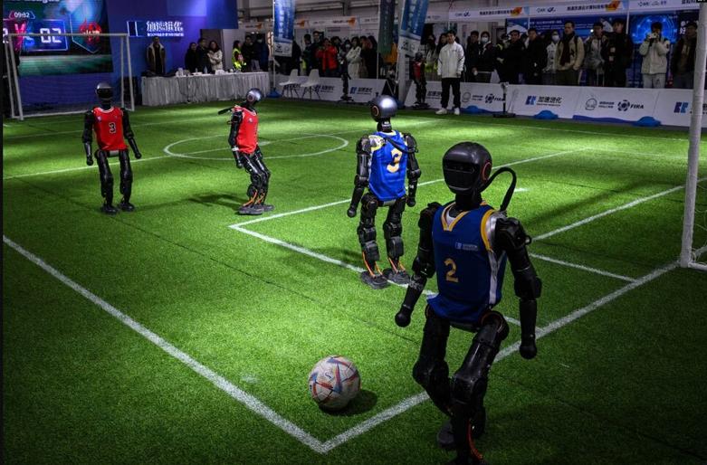 بازی فوتبال ربات ها در حاشیه کنفرانس جهانی توسعه‌دهندگان صنعت هوش مصنوعی