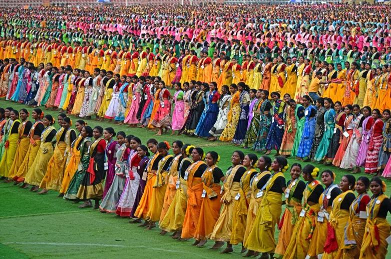 یک رقص محلی هندی برای جشنواره آتی "جومور" 