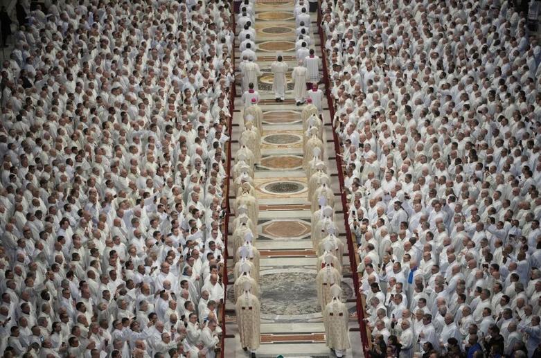 مراسم عشای ربانی در کلیسای سنت پیتر 