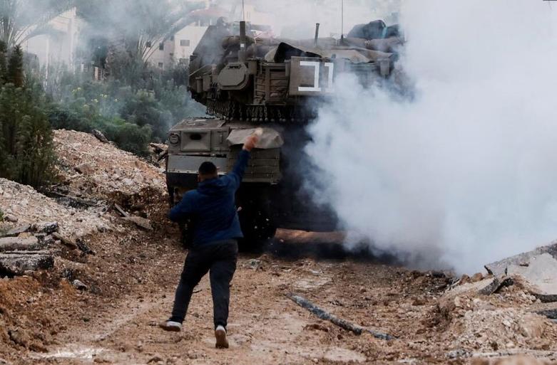 سنگ زدن جوان فلسطینی به تانک اسرائیلی