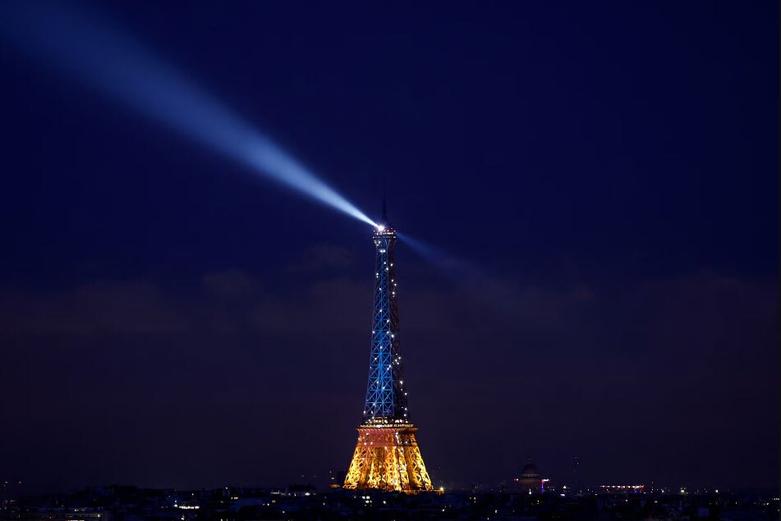 نورافشانی برج ایفل پاریس به رنگ پرچم اوکراین