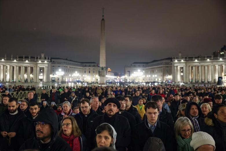 گردهمایی و دعا برای شفای پاپ فرانسیس