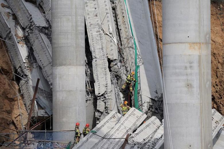 نیروهای امدادی کره جنوبی در یک عملیات نجات