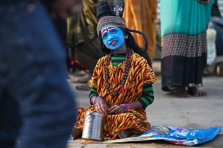 کودکی هندی با لباس خدای " شیوا" 