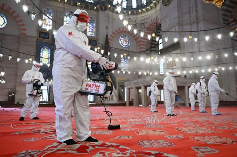 ضدعفونی کردن مسجد "سلیمانیه" استانبول