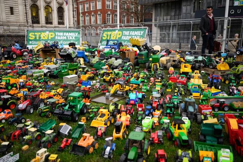 نمایش تراکتورهای اسباب‌بازی 