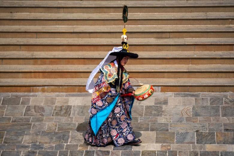 یک راهب بودایی در مبعدی در شهر "کاتماندو" 