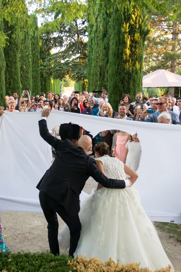 سنتهای عروسی شگفتانگیز از سرتاسر دنیا: نمادهایی از خوشبختی و برکت سنت های عروسی در سراسر جهان