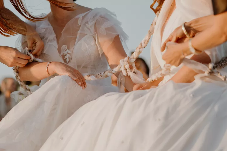 سنتهای عروسی شگفتانگیز از سرتاسر دنیا: نمادهایی از خوشبختی و برکت سنت های عروسی در سراسر جهان