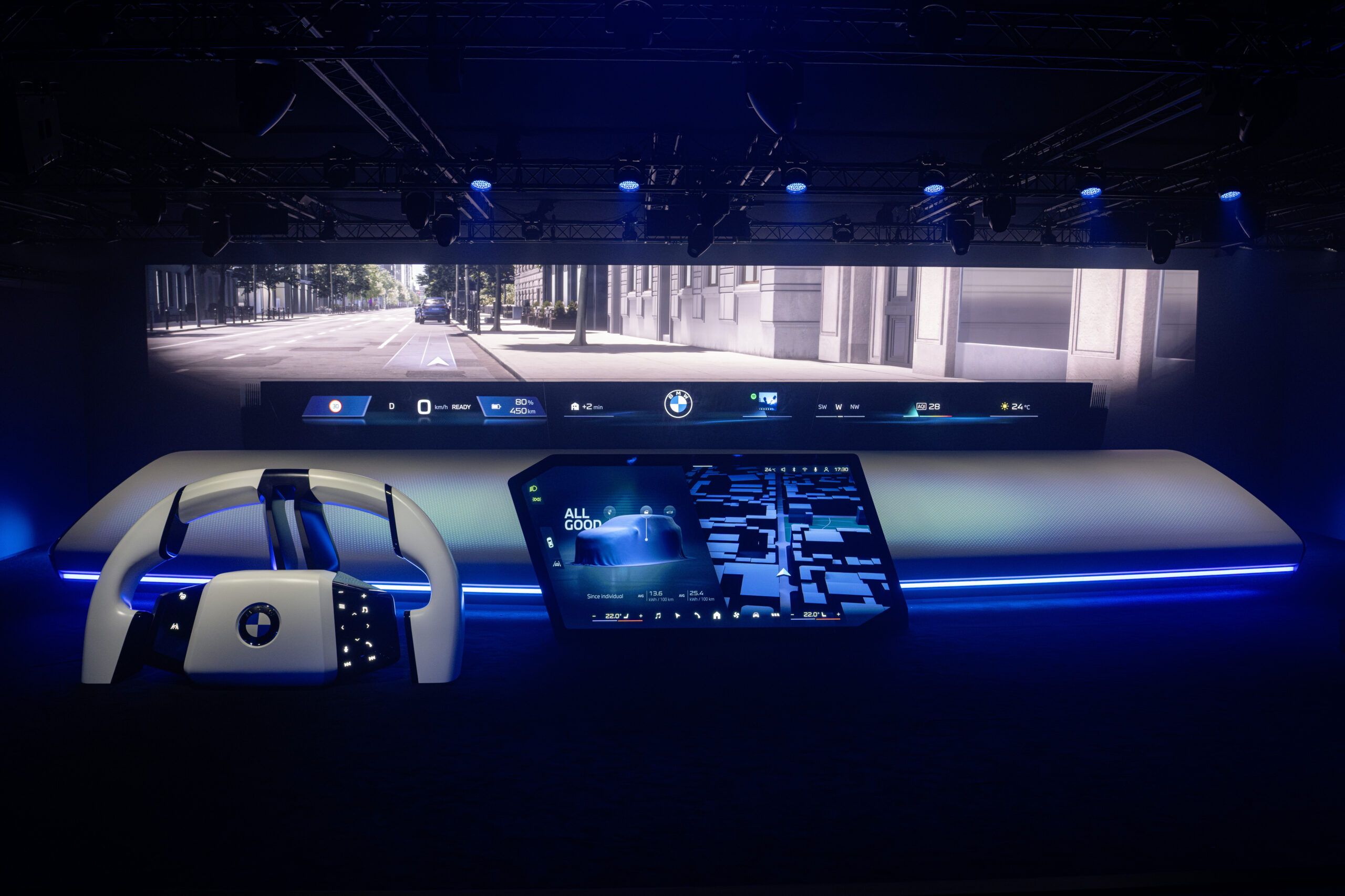 BMW آینده رانندگی را با سیستم Panoramic iDrive و شیشه جلوی هوشمند تغییر میدهد BMW Panoramic iDrive