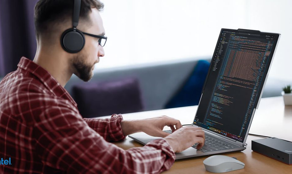 اولین لپ تاپ با صفحه نمایش جمع شونده