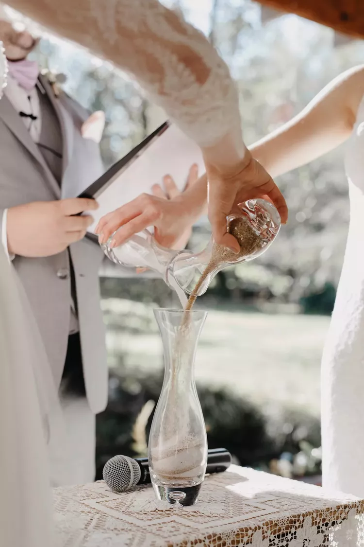 سنتهای عروسی شگفتانگیز از سرتاسر دنیا: نمادهایی از خوشبختی و برکت سنت های عروسی در سراسر جهان