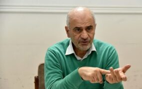 فرشاد مومنی