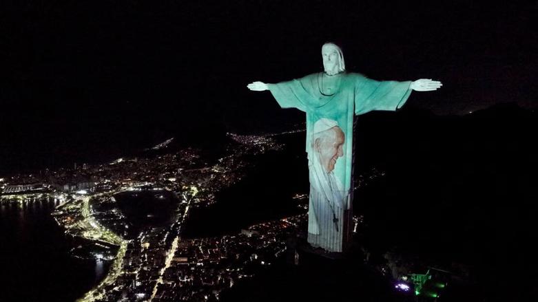 انداختن عکس پاپ فرانسیس روی مجسمه بزرگ مسیح