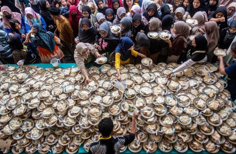 توزیع افطاری رایگان در طول ماه مبارک رمضان