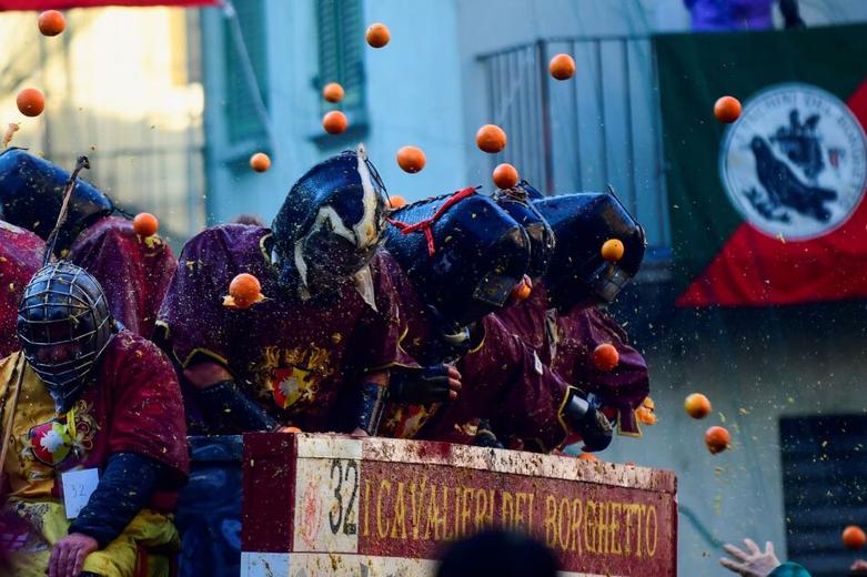 کارناوال سالانه "جنگ پرتقال" 