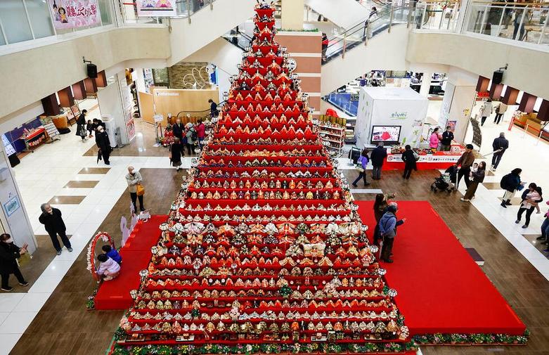 1605 عروسک سنتی ژاپنی در مراسم جشن "هیناماتسوری"