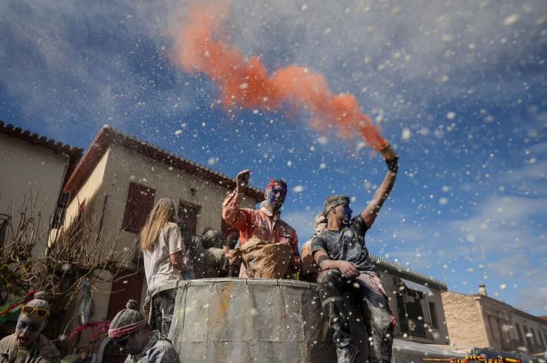 جشنواره پاشیدن پودر رنگی در یونان