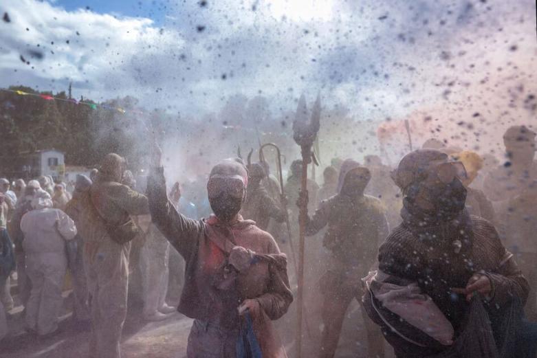 جشنواره پاشیدن پودر رنگی در یونان