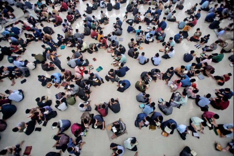 قرائت قرآن در ماه رمضان در یک مدرسه اسلامی