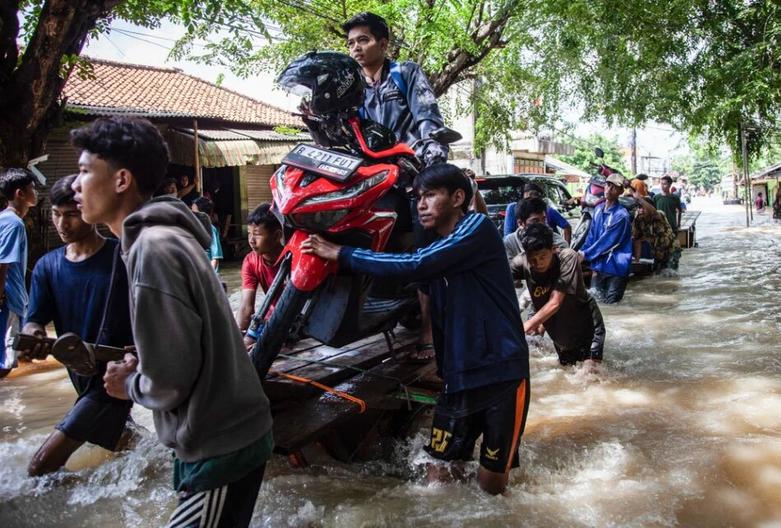دیدنی های امروز؛ از حال و هوای رمضانی غزه تا اختتامیه کارناوال ونیز سیل در پایتخت اندونزی