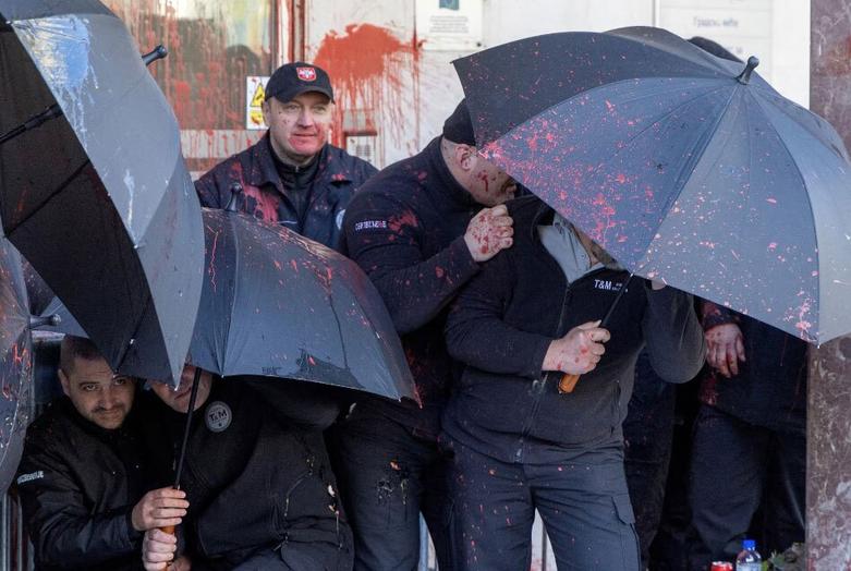 حمله با تخم مرغ و پودرهای رنگی به پلیس صربستان