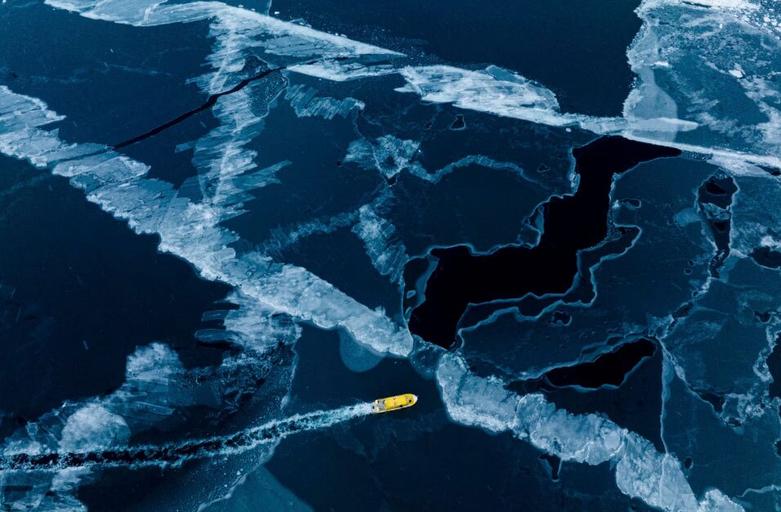 حرکت یک قایق تندرو در آب های یخزده