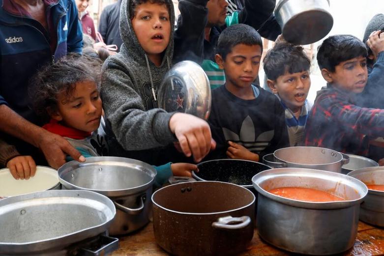 توزیع غذا در یک آشپزخانه خیریه 