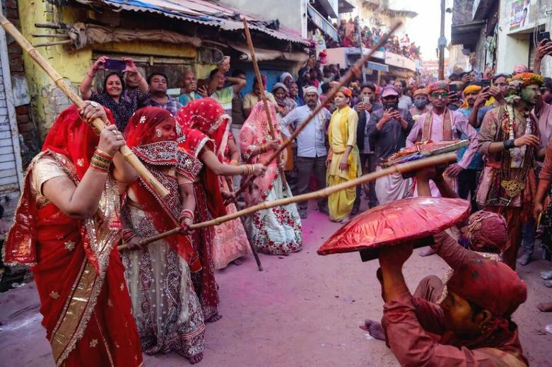 جشن "لاتمار هولی- جشنواره رنگ‌های بهاری هندو