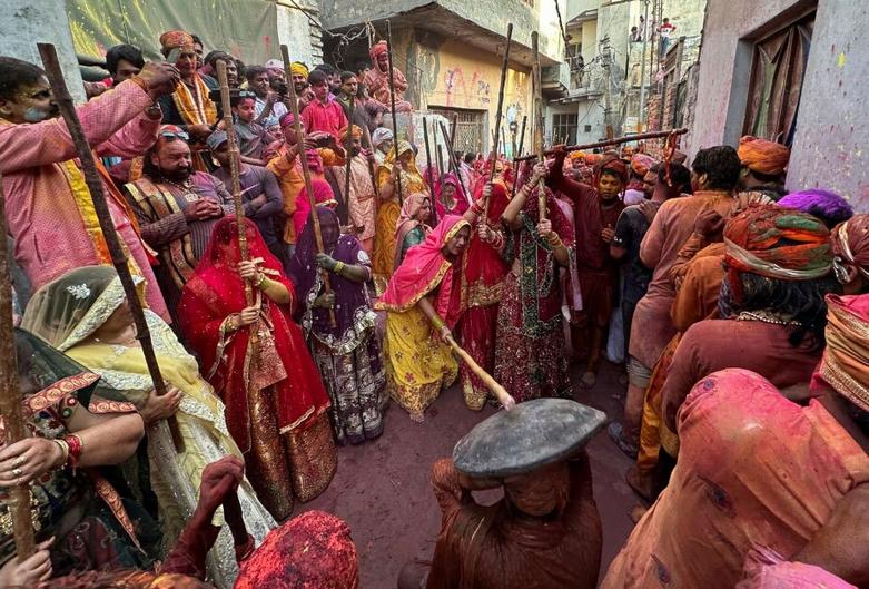 جشن "لاتمار هولی- جشنواره رنگ‌های بهاری هندو