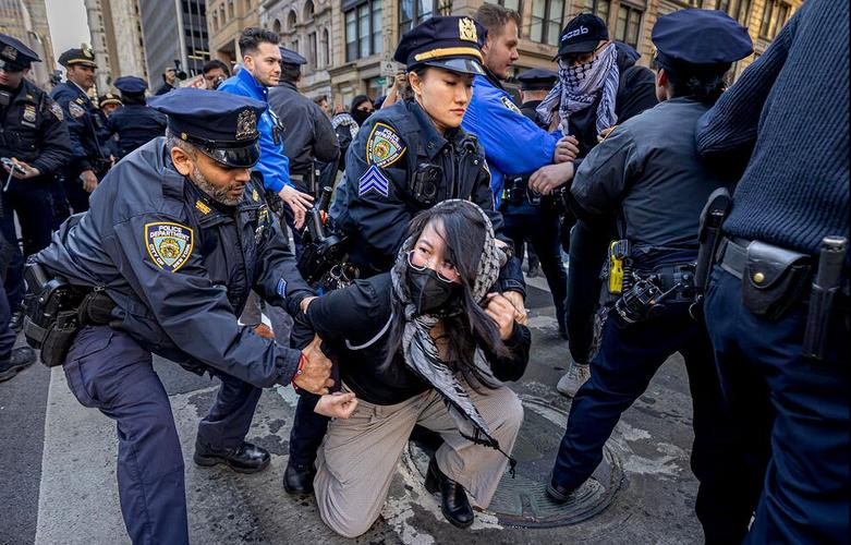 دیدنی های امروز؛ از فرار علوی ها از سوریه تا دستگیری دانشجویان حامی فلسطین در آمریکا دستگیری دانشجویان معترض حامی فلسطین