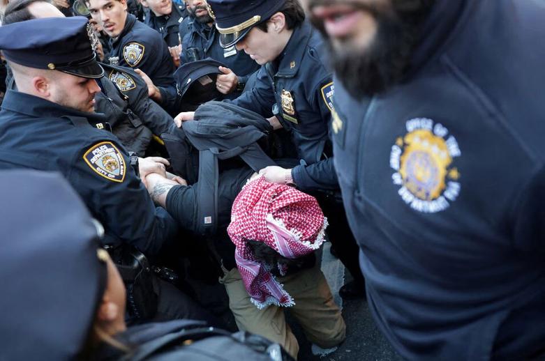 دیدنی های امروز؛ از فرار علوی ها از سوریه تا دستگیری دانشجویان حامی فلسطین در آمریکا دستگیری دانشجویان معترض حامی فلسطین