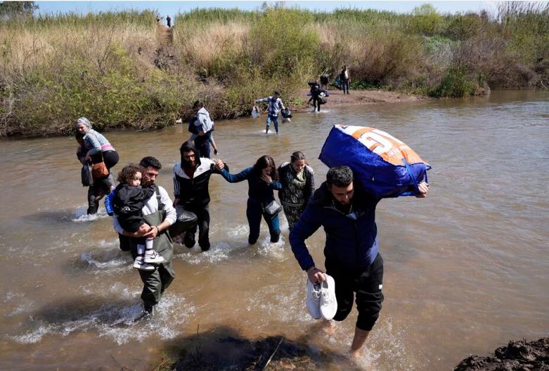 دیدنی های امروز؛ از فرار علوی ها از سوریه تا دستگیری دانشجویان حامی فلسطین در آمریکا فرار سوریه ای های علوی و مسیحی از رودخانه مرزی به شمال لبنان