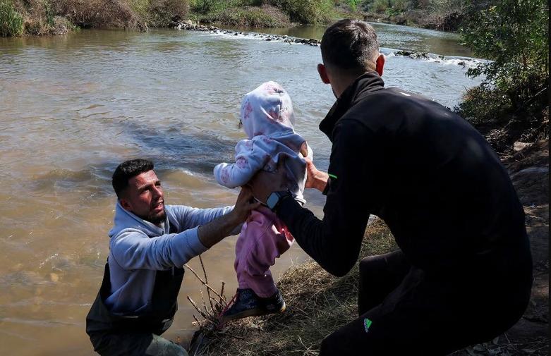 دیدنی های امروز؛ از فرار علوی ها از سوریه تا دستگیری دانشجویان حامی فلسطین در آمریکا فرار سوریه ای های علوی و مسیحی از رودخانه مرزی به شمال لبنان