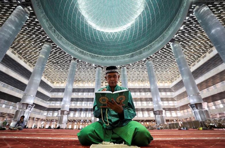 دیدنی های امروز؛ از فرار علوی ها از سوریه تا دستگیری دانشجویان حامی فلسطین در آمریکا مسجد جامع استقلال شهر جاکارتا اندونزی