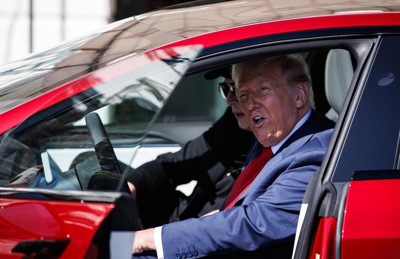 دیدنی های امروز؛ از فرار علوی ها از سوریه تا دستگیری دانشجویان حامی فلسطین در آمریکا ترامپ و ایلان ماسک سوار بر خودرو تسلا