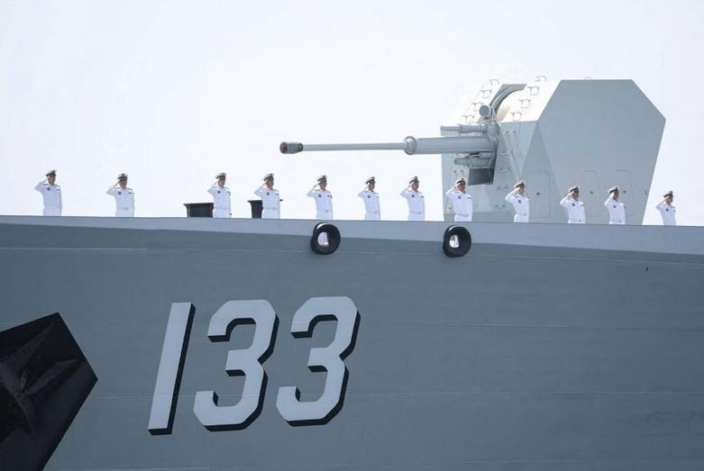 ناوشکن چینی در رزمایش مشترک دریایی با ایران و روسیه 