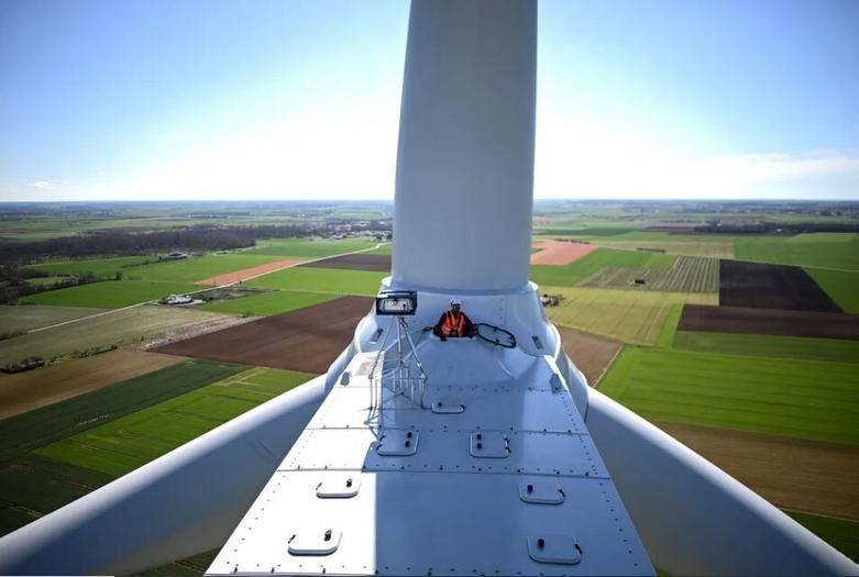 سرویس یک توربین بادی در فرانسه