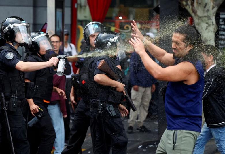 مقابله پلیس آرژانتین با تظاهرات کنندگان