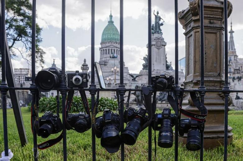 اعتراض نمادین خبرنگاران و عکاسان خبری در آرژانتین