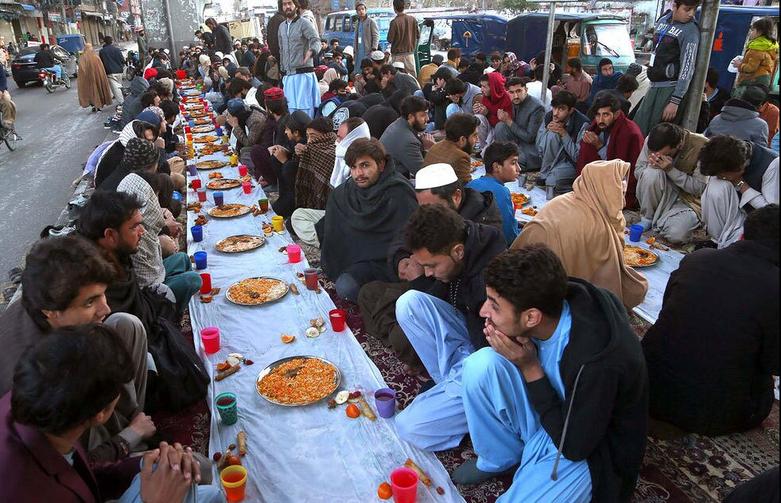 سفره افطاری در پیشاور پاکستان