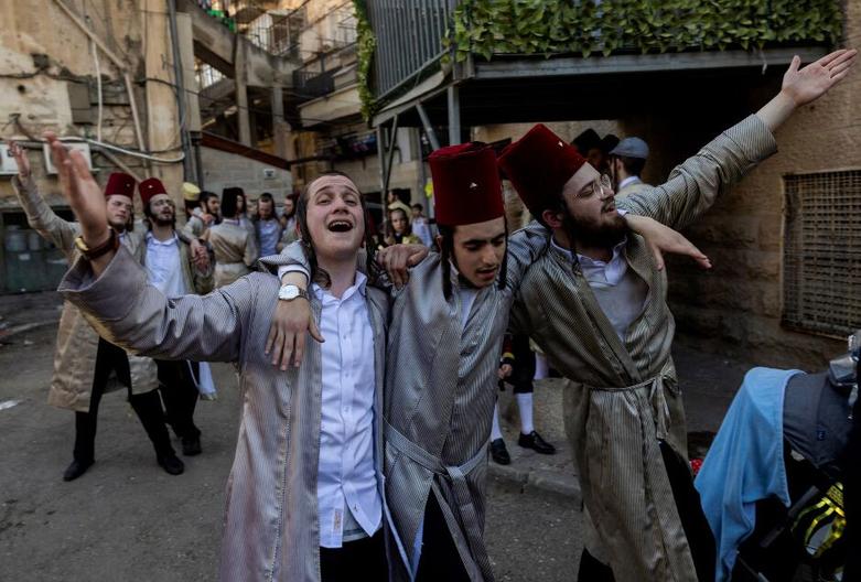 دیدنی های امروز؛ از جشن "پوریم" تا حملات آمریکا به یمن میگساری یهودیان ارتدوکس در "جشن پوریم"