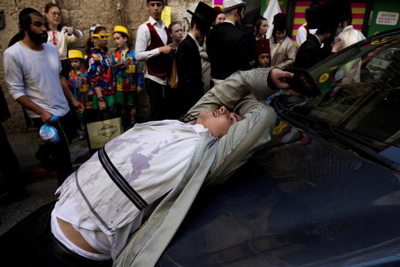 دیدنی های امروز؛ از جشن "پوریم" تا حملات آمریکا به یمن میگساری یهودیان ارتدوکس در "جشن پوریم"