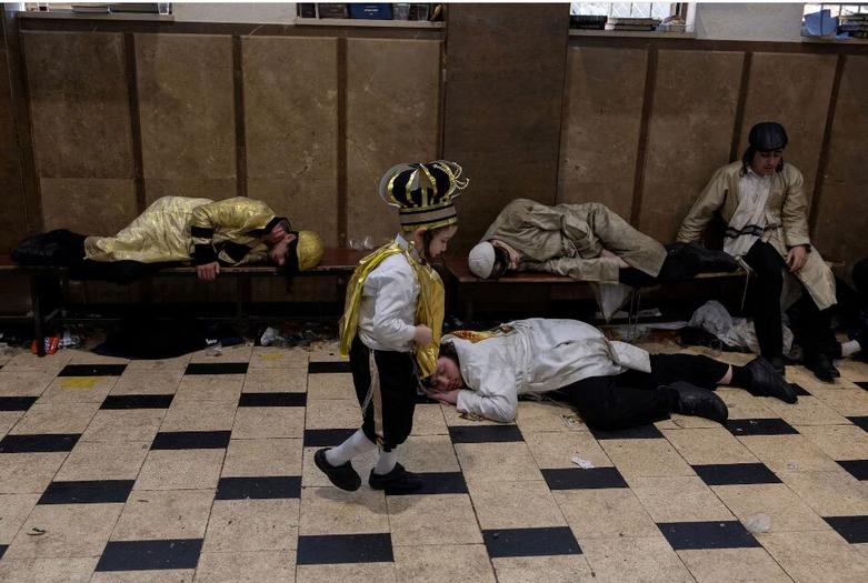 دیدنی های امروز؛ از جشن "پوریم" تا حملات آمریکا به یمن میگساری یهودیان ارتدوکس در "جشن پوریم"